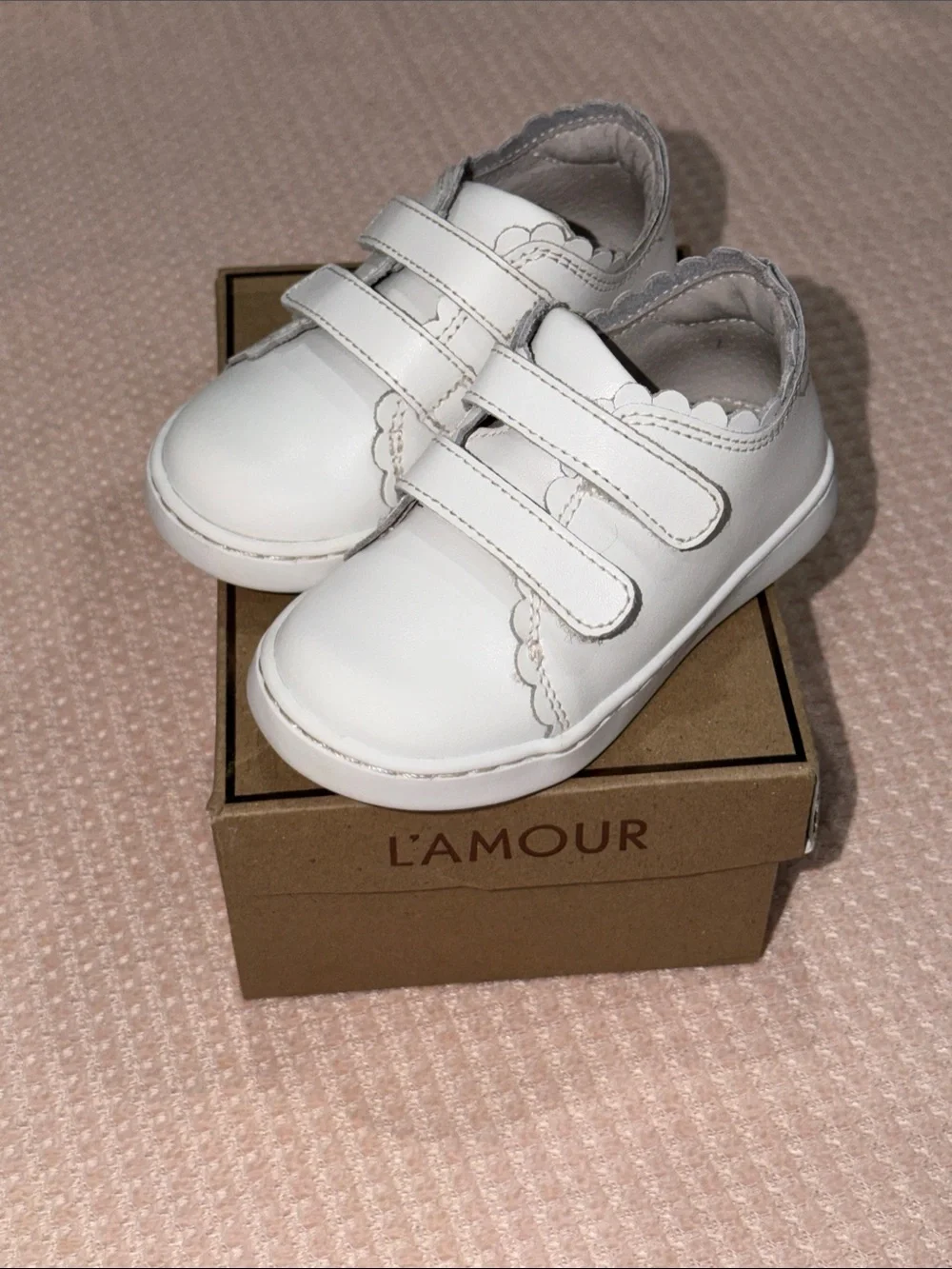 L'Amour White Leather Velcro Scalloped Kids Shoes
